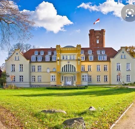 Schloss Lelkendorf Apartment Ulrichshusen Maisonette Fewo Mecklenburger Seenplatte Mit Dachterrasse Naehe Ostsee Luaran gambar
