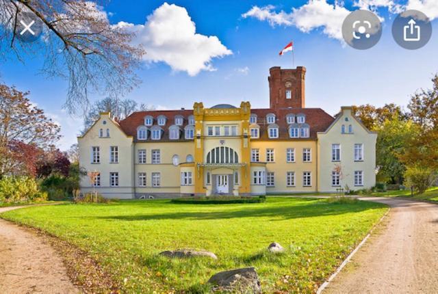 Schloss Lelkendorf Apartment Ulrichshusen Maisonette Fewo Mecklenburger Seenplatte Mit Dachterrasse Naehe Ostsee Luaran gambar
